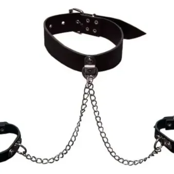 Collar de cuero con cadenas y esposas